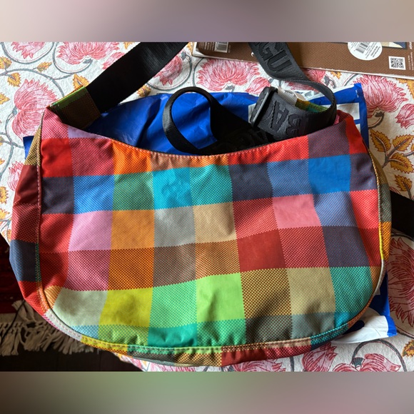 NWT Baggu Urban Outfitters Exclusive Madras Medium Crescent - Picture 2 of 2